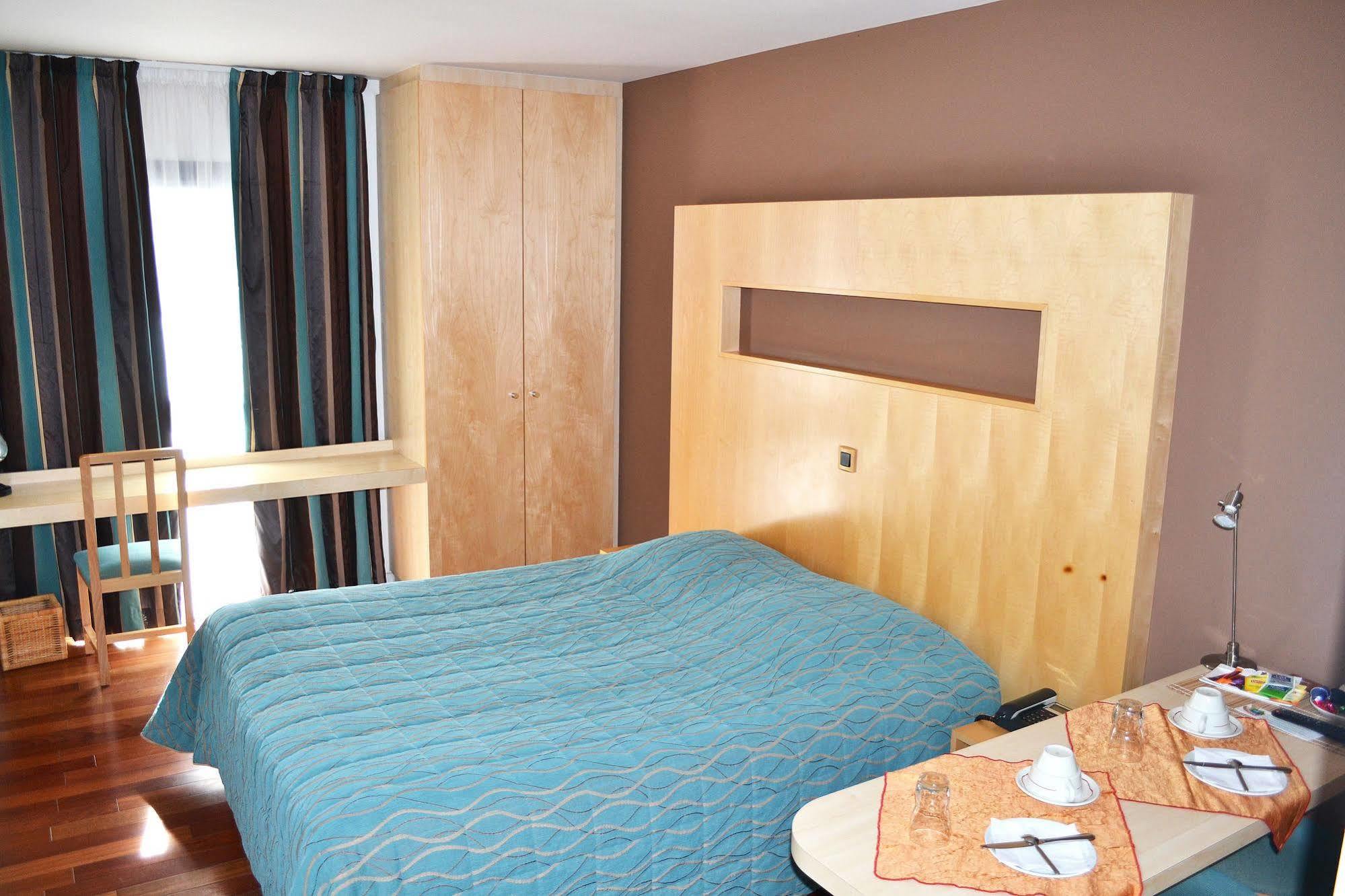 Hotel La Scala Pithiviers Bagian luar foto